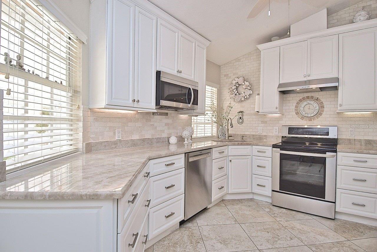 3890 LYNDHURST CT — photo 12