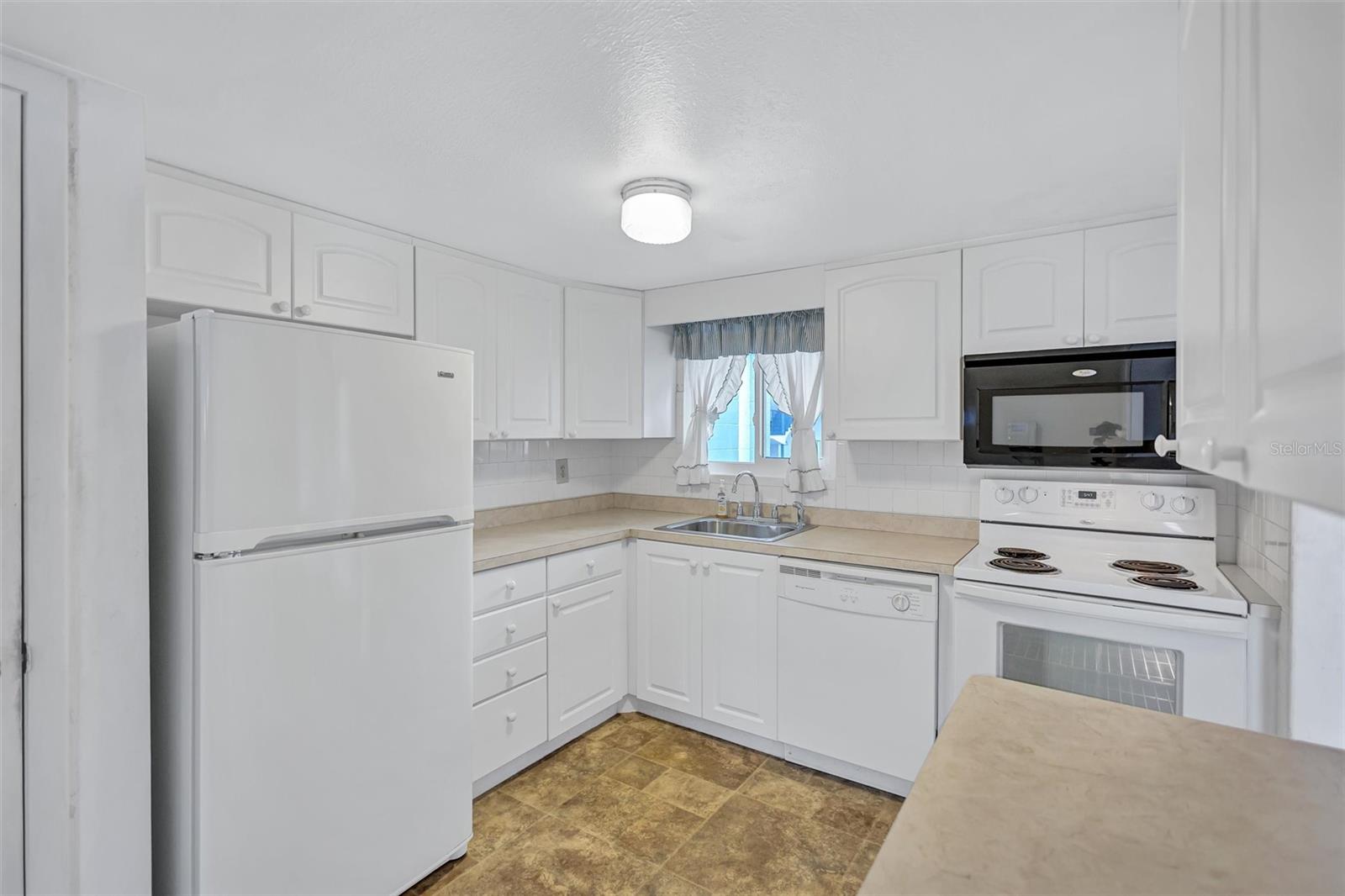 2217 SUNSET DR #E27 — photo 9