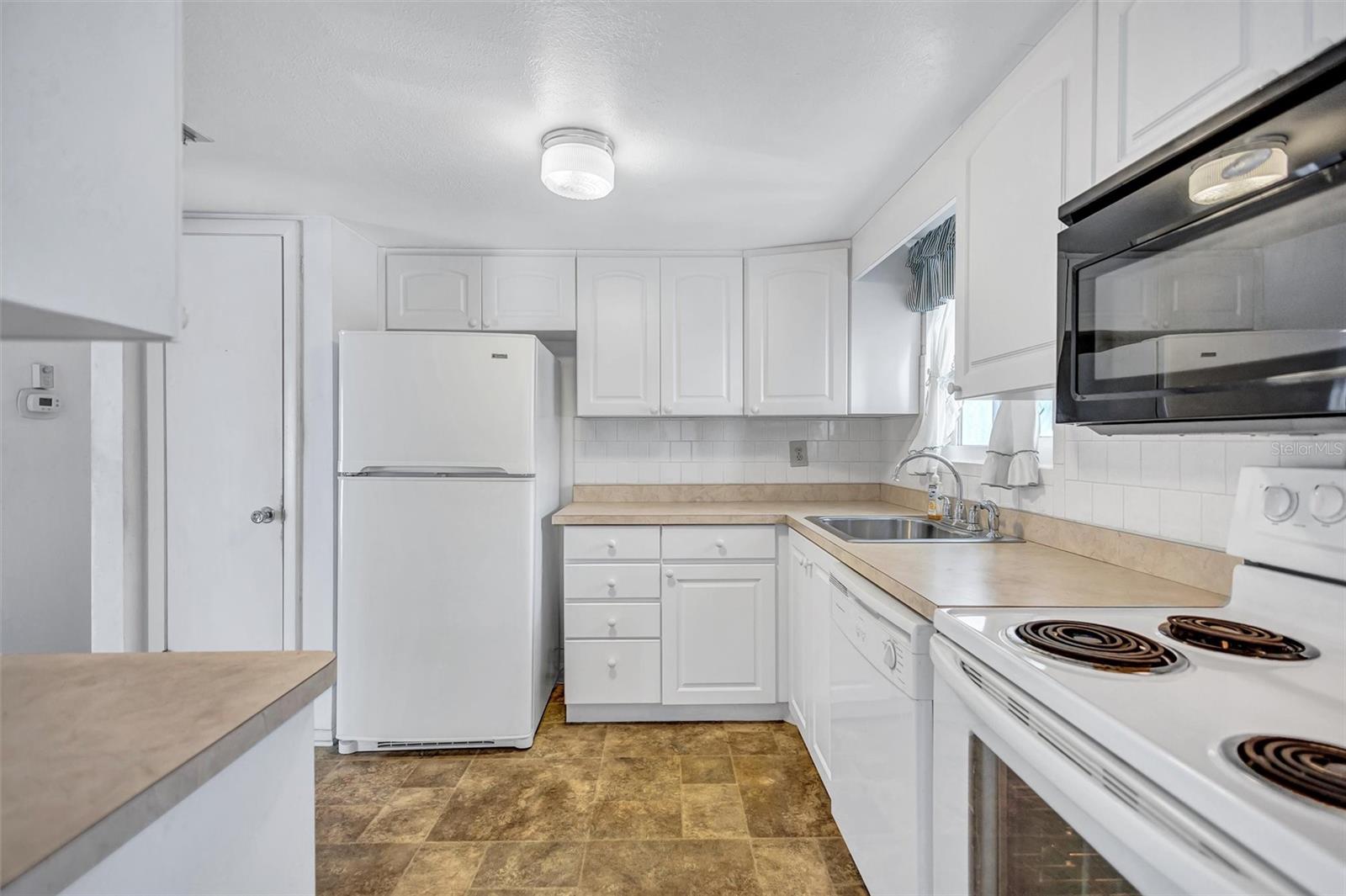 2217 SUNSET DR #E27 — photo 8