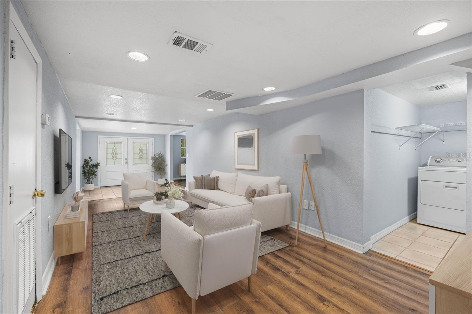 305 E HANNA AVE — photo 8