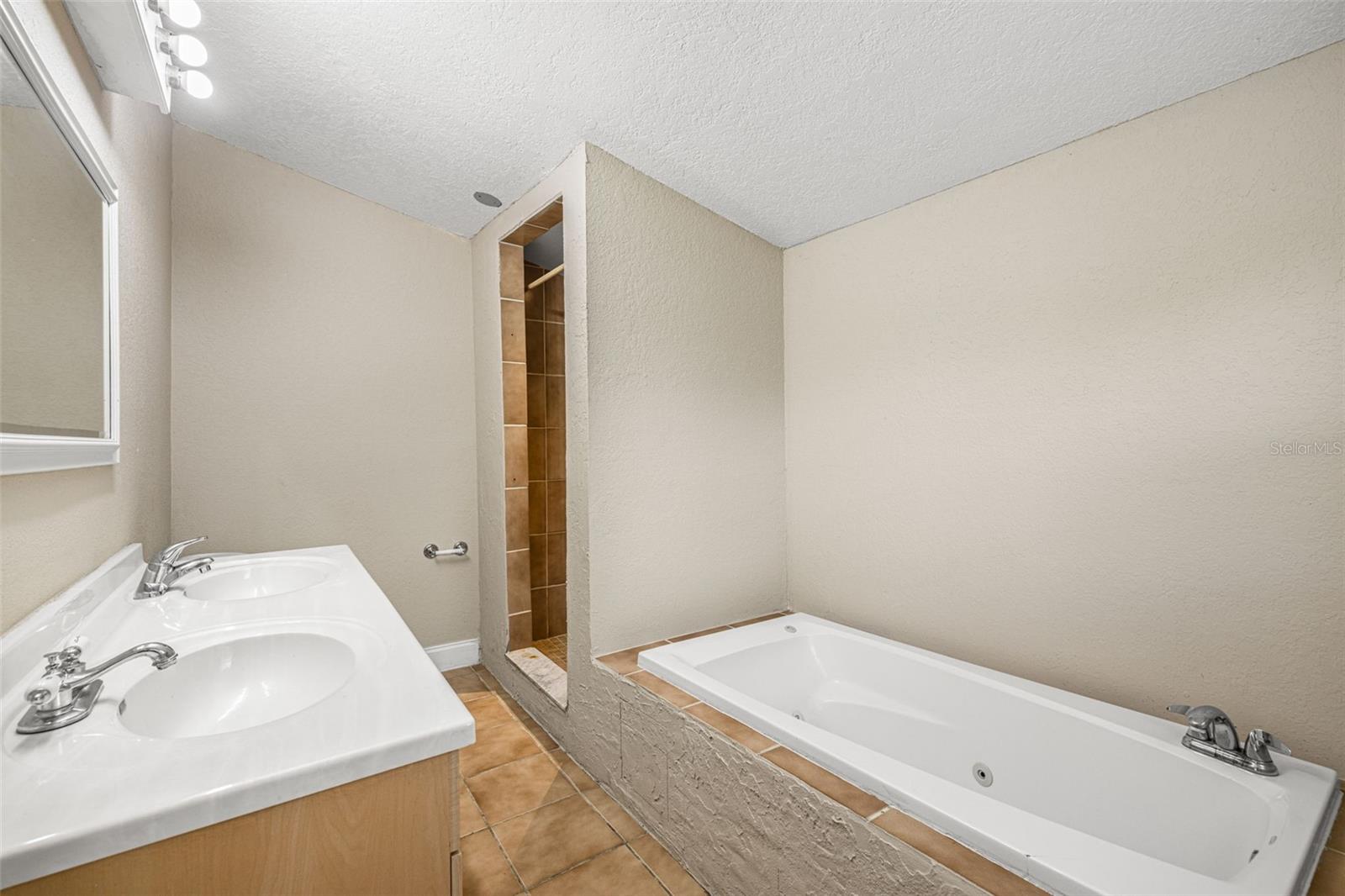 305 E HANNA AVE — photo 20