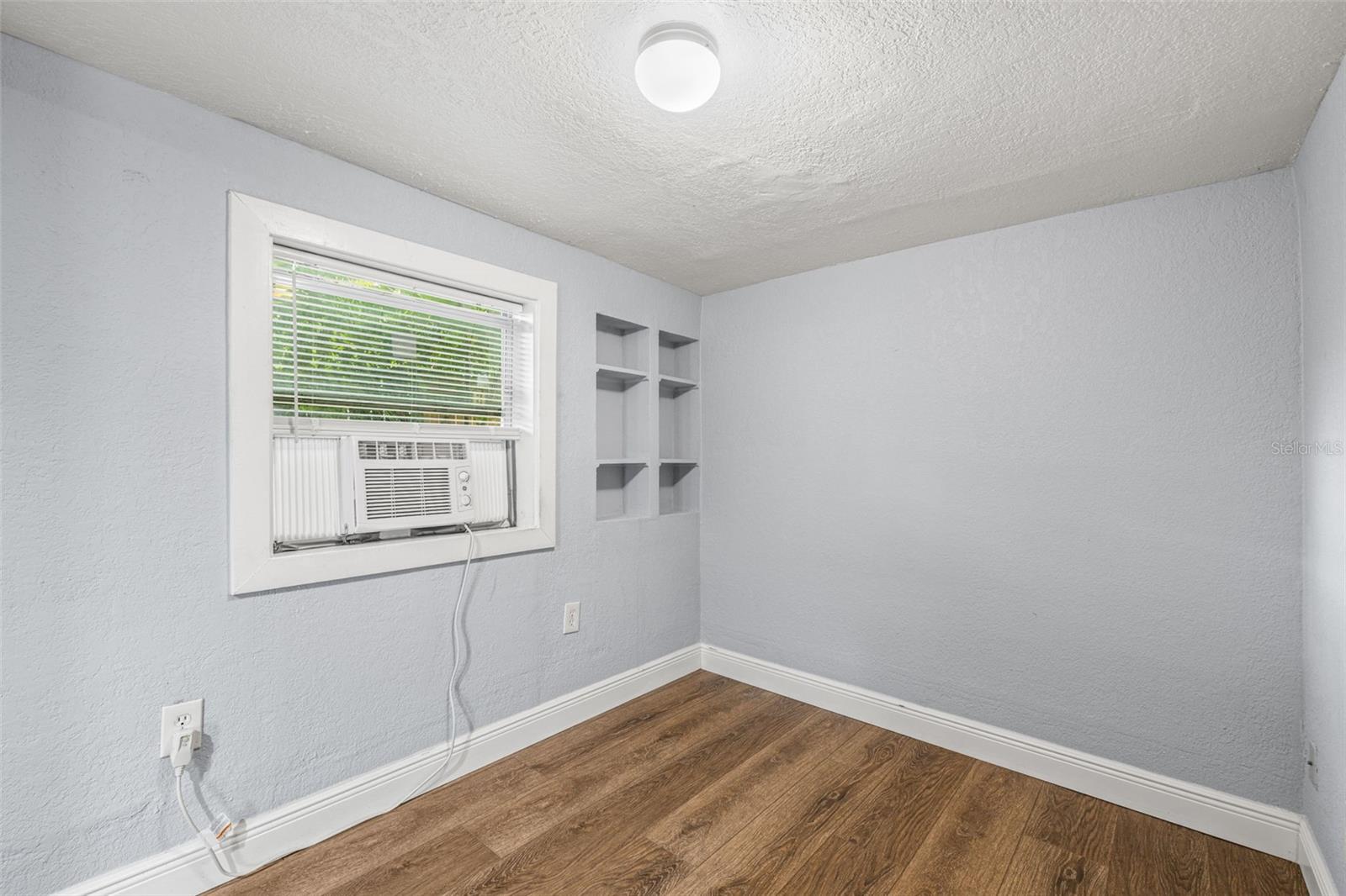 305 E HANNA AVE — photo 19