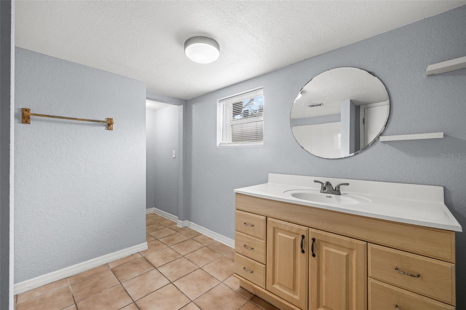 305 E HANNA AVE — photo 21
