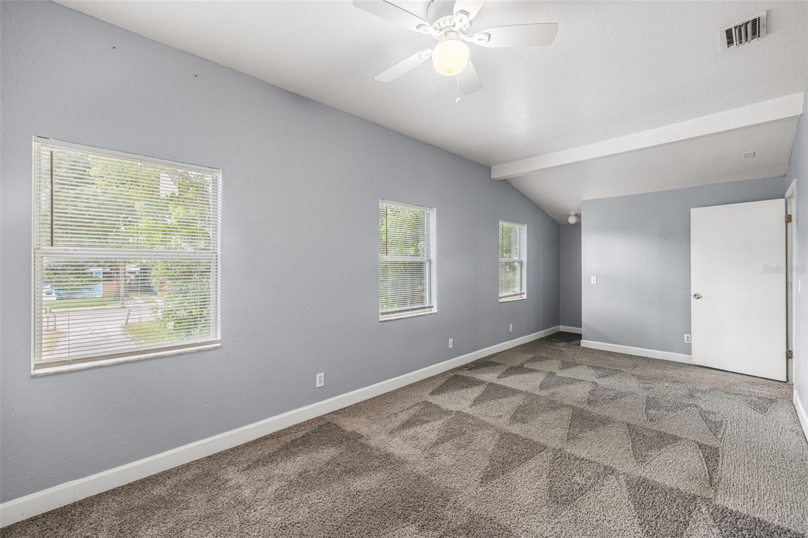 305 E HANNA AVE — photo 33