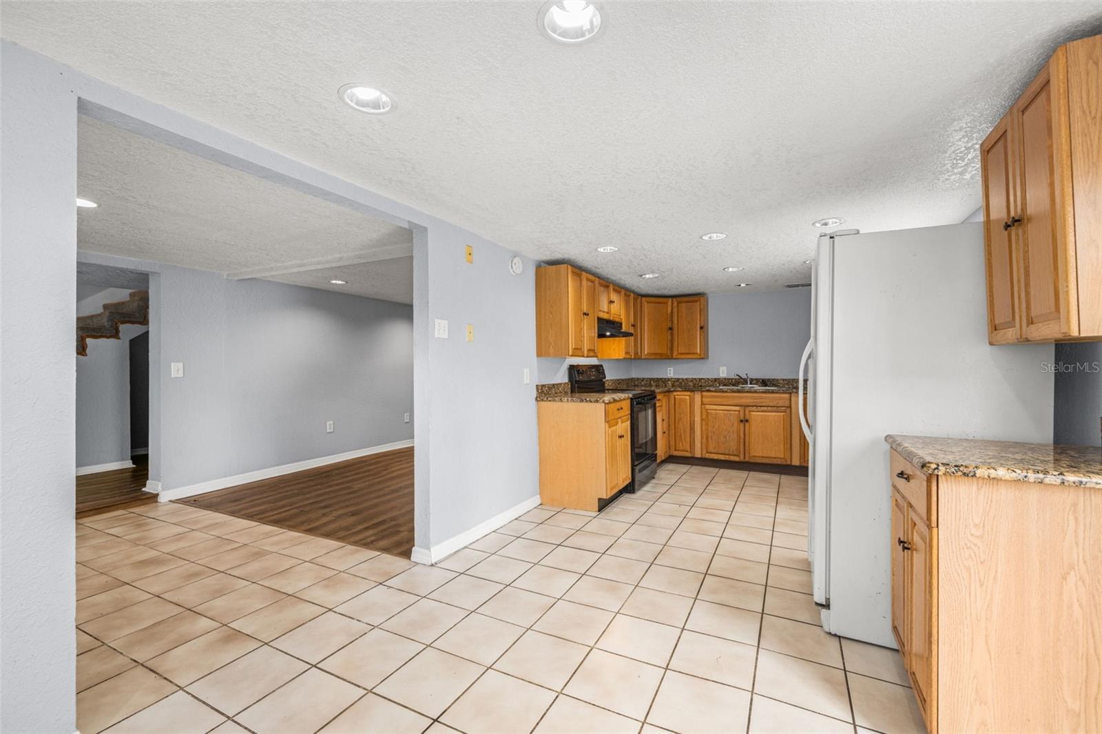 305 E HANNA AVE — photo 17