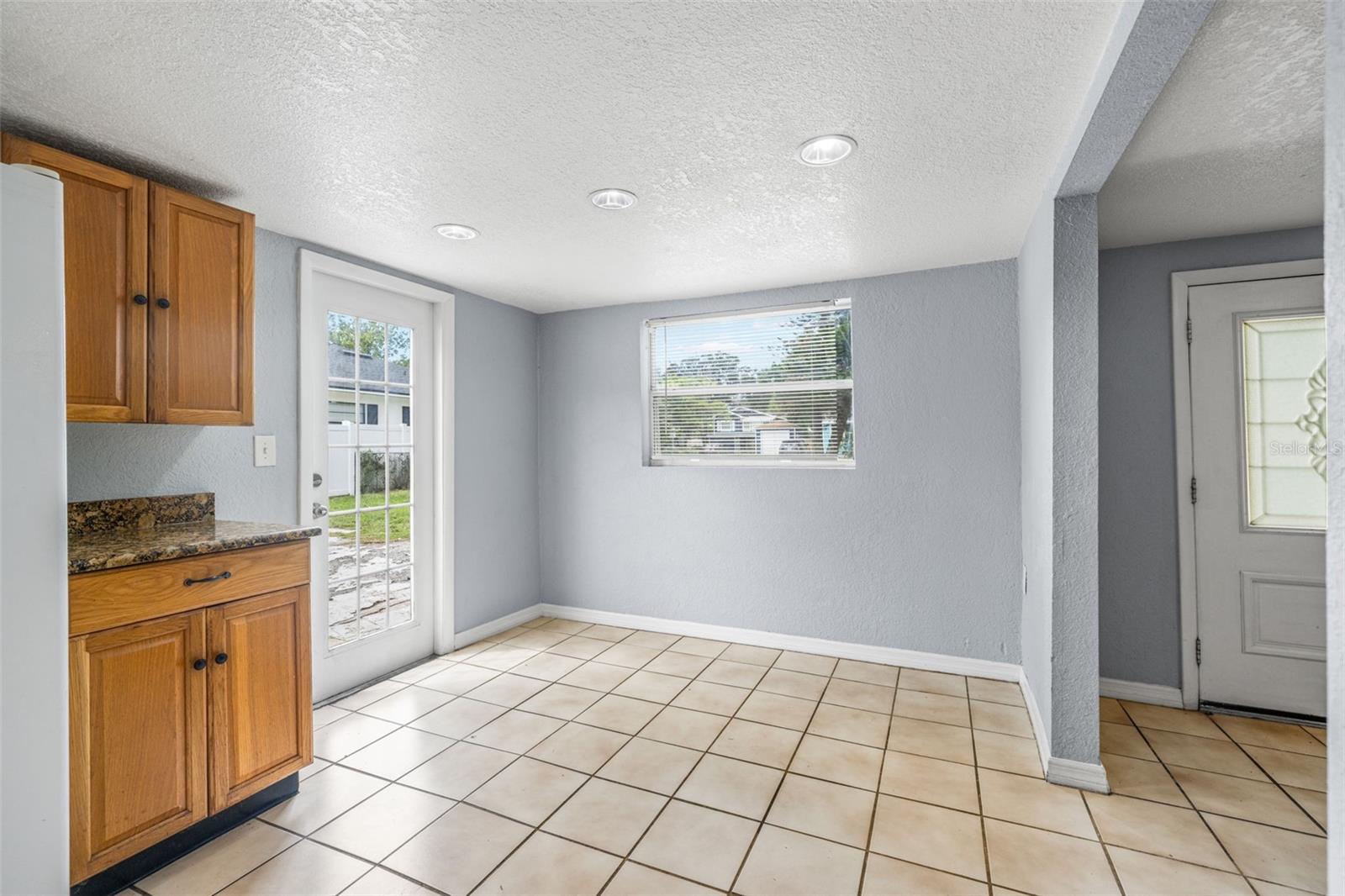 305 E HANNA AVE — photo 47