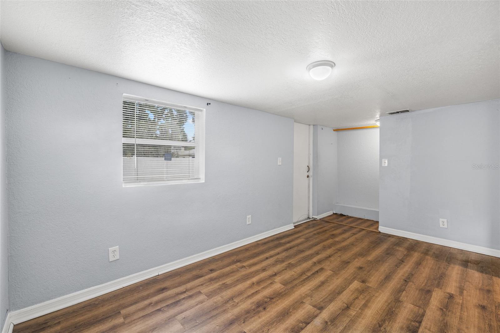 305 E HANNA AVE — photo 50