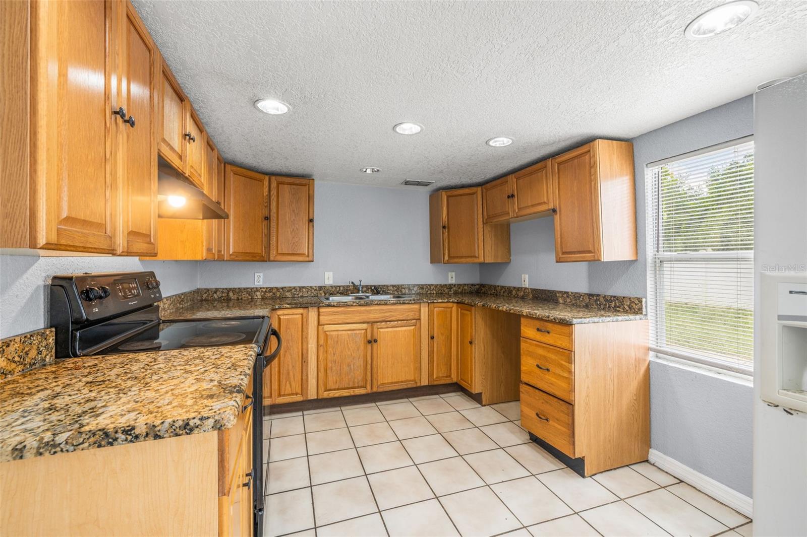 305 E HANNA AVE — photo 15