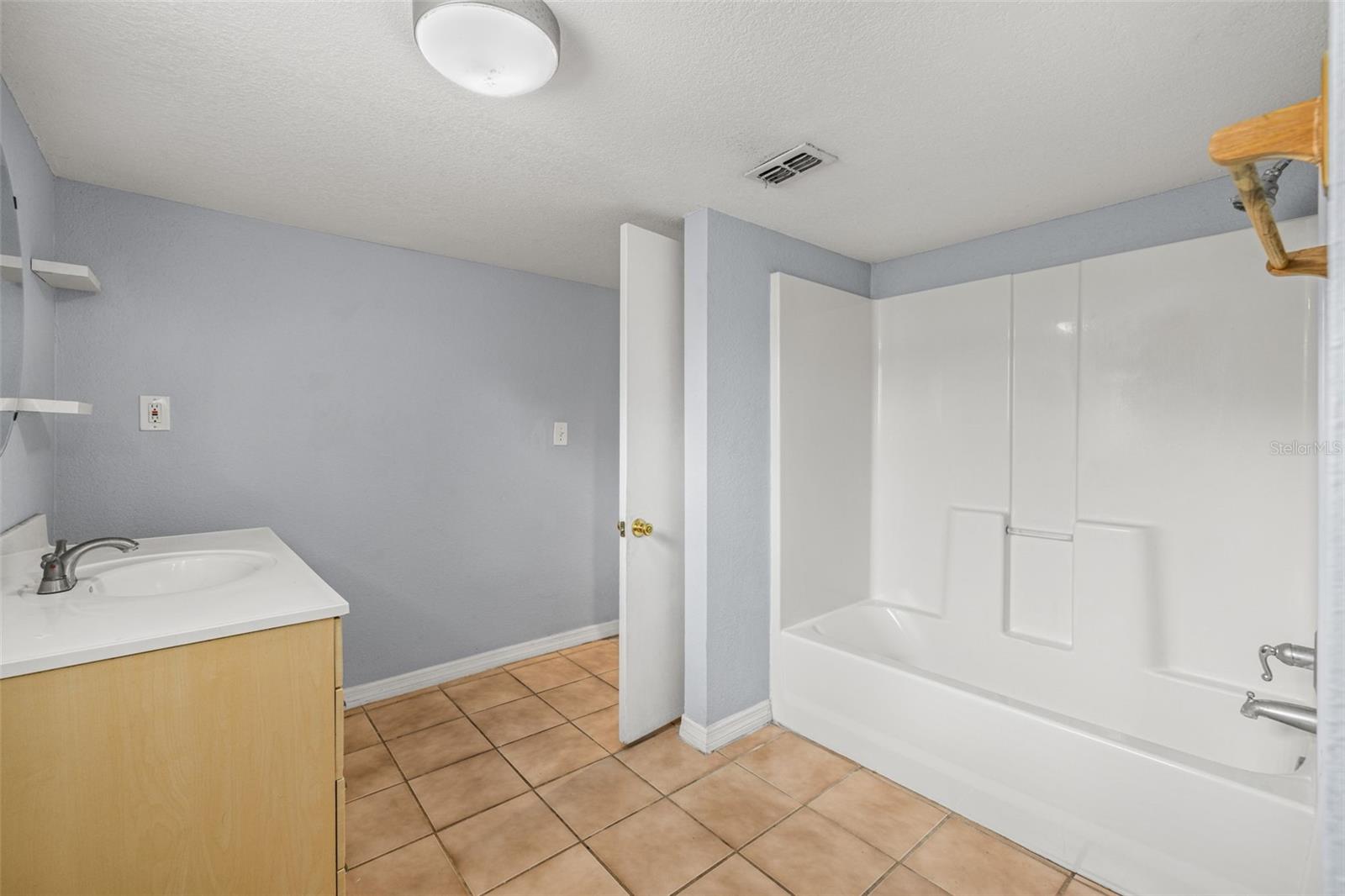 305 E HANNA AVE — photo 34