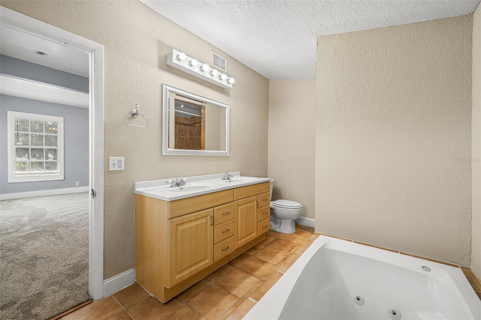 305 E HANNA AVE — photo 30