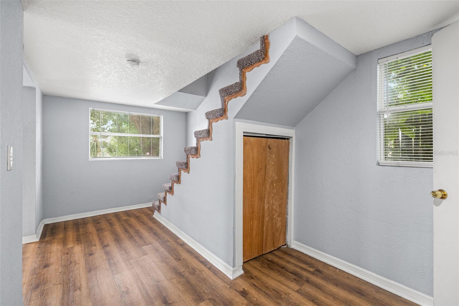 305 E HANNA AVE — photo 10