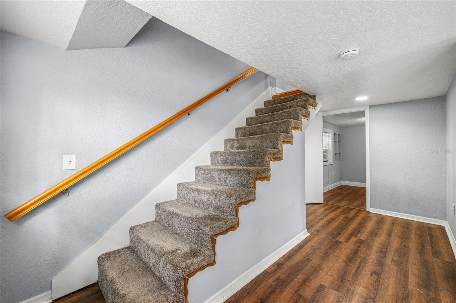 305 E HANNA AVE — photo 36