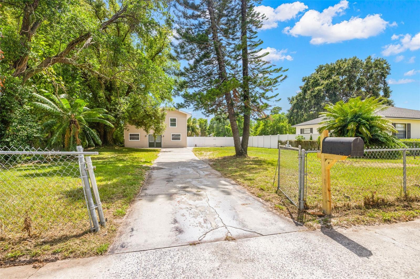 305 E HANNA AVE — photo 3
