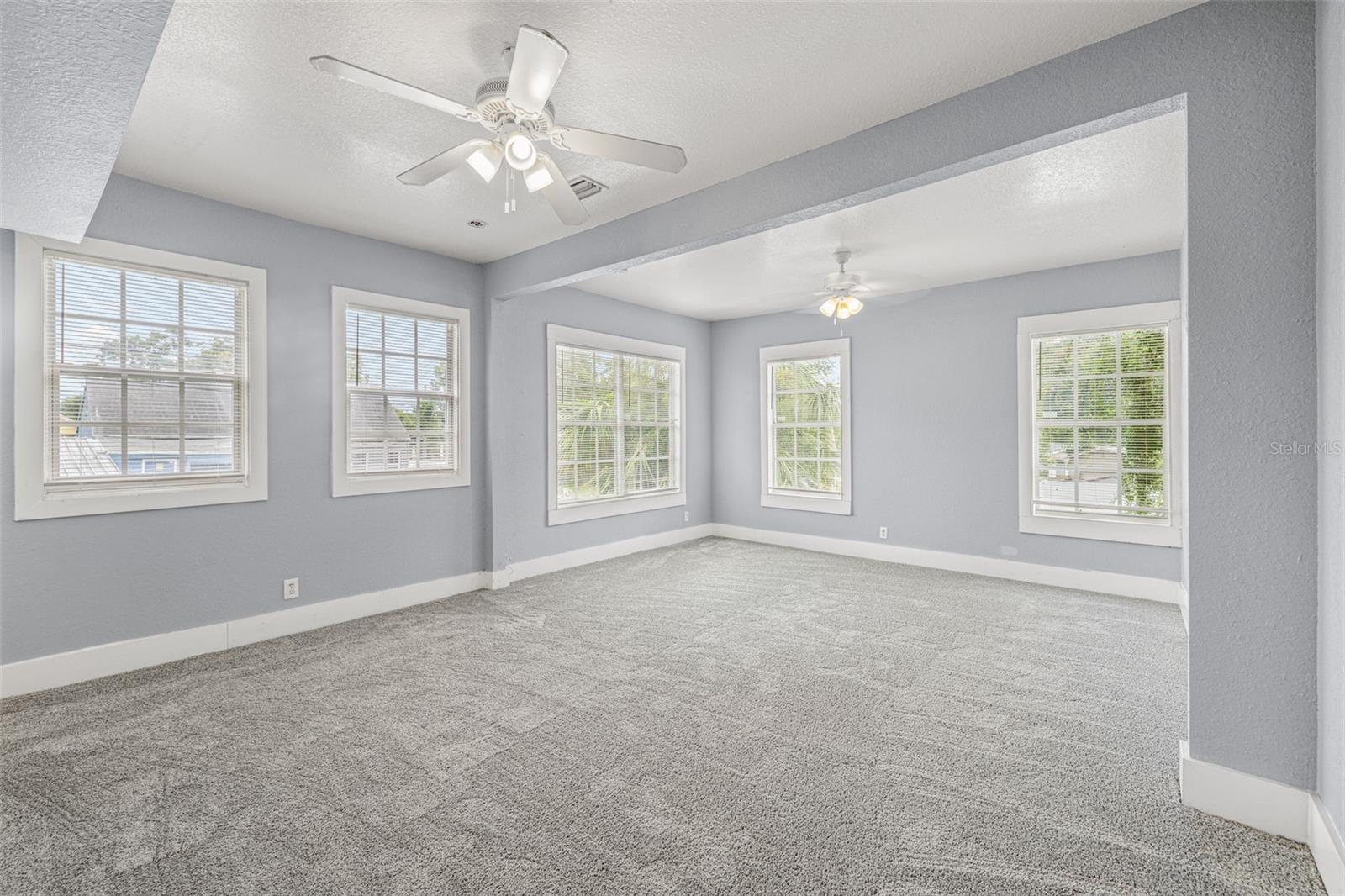 305 E HANNA AVE — photo 27