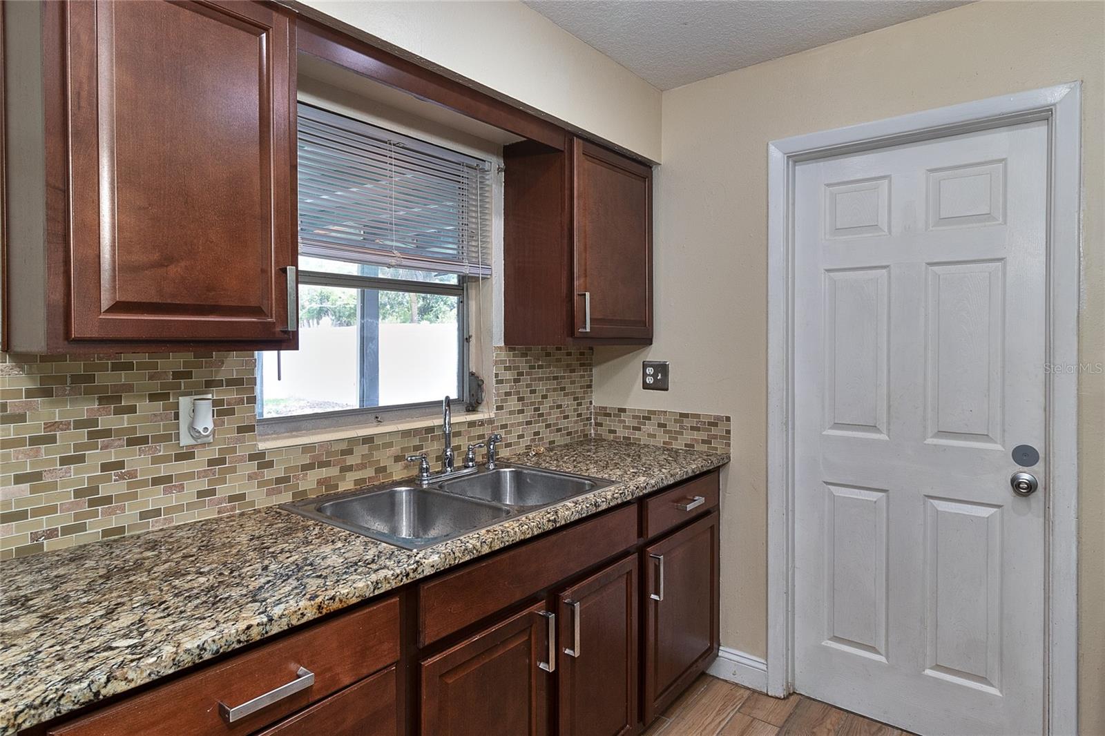 831 LAKESIDE DR — photo 18