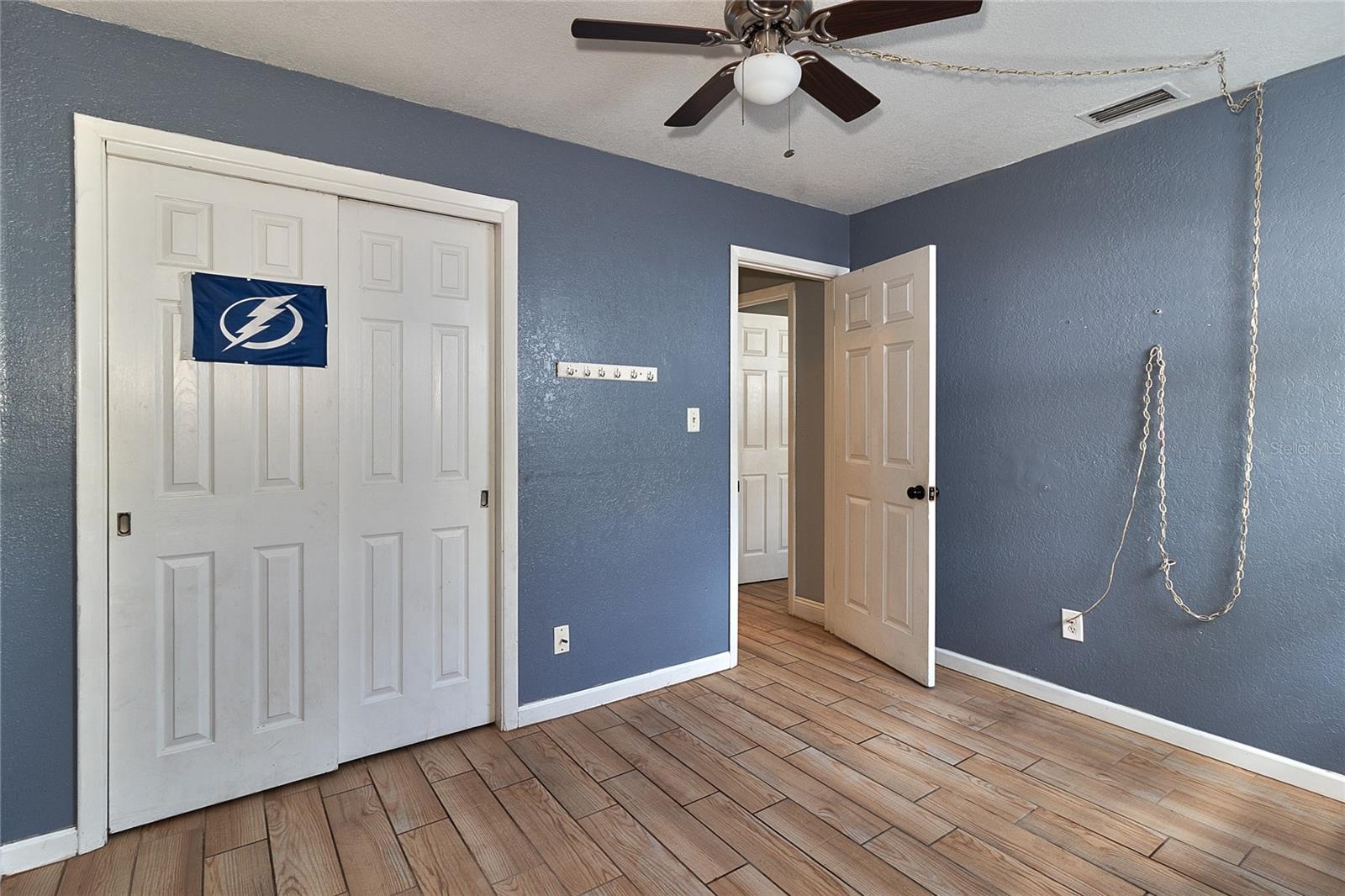 831 LAKESIDE DR — photo 37