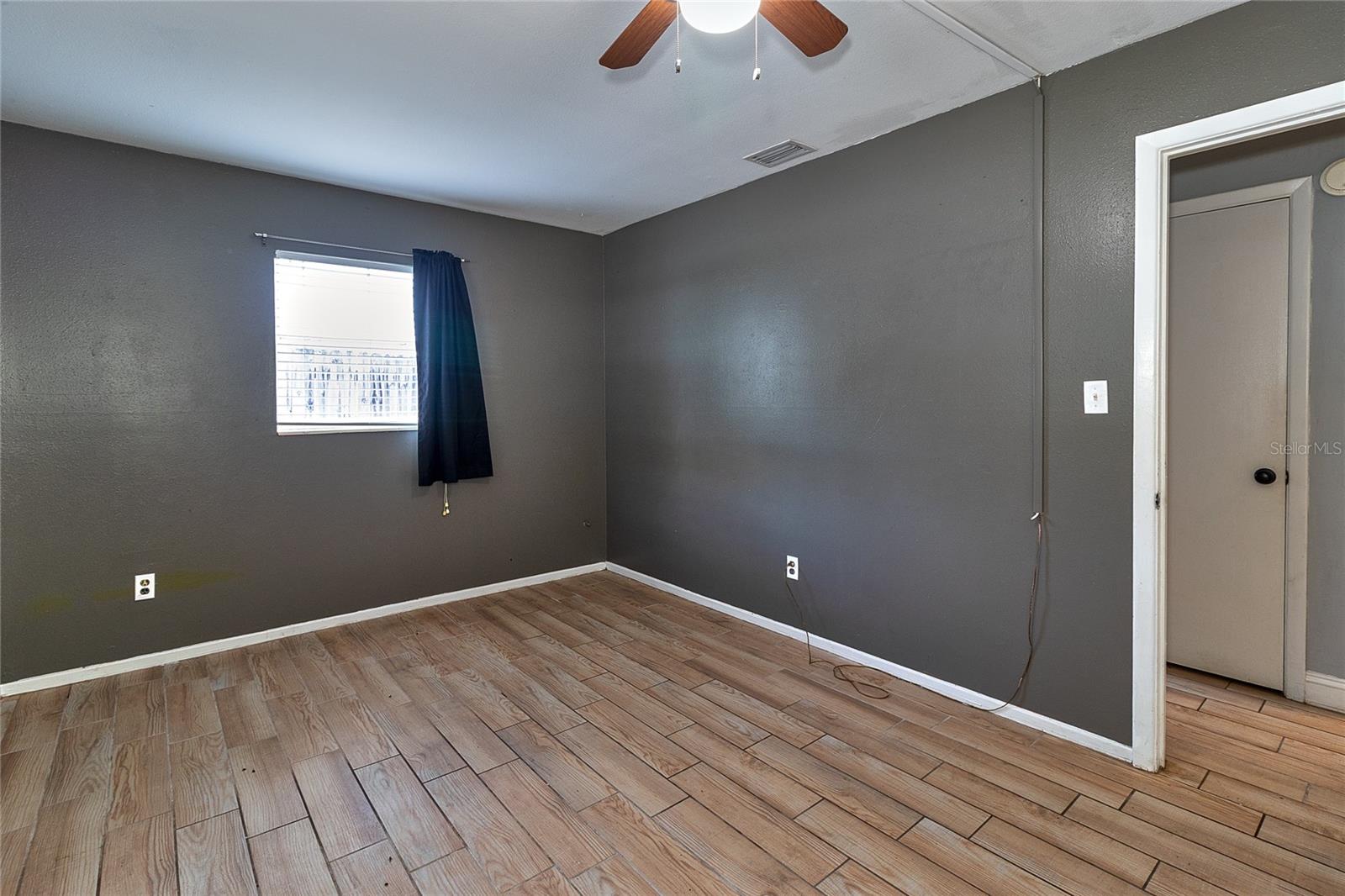 831 LAKESIDE DR — photo 26