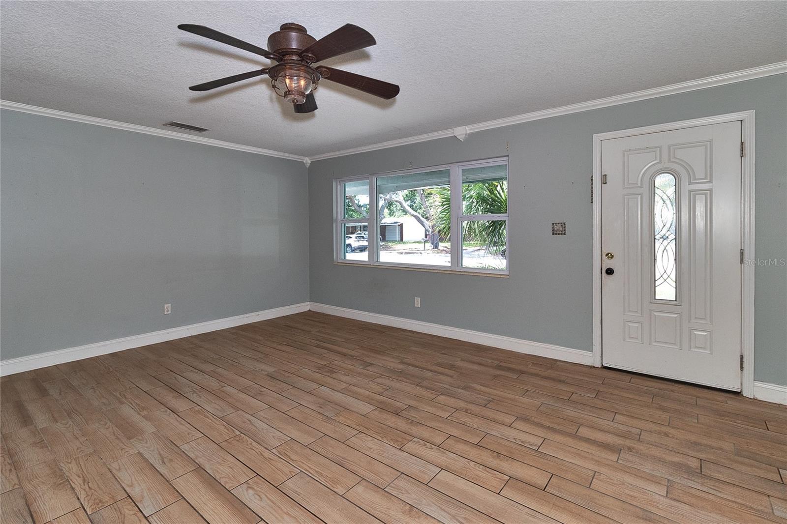 831 LAKESIDE DR — photo 10
