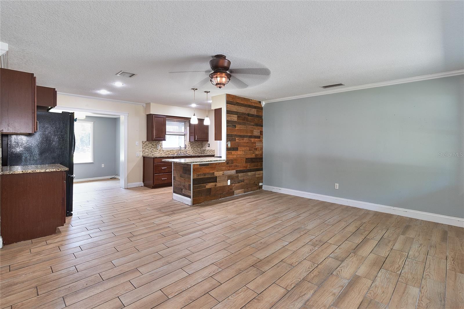 831 LAKESIDE DR — photo 11