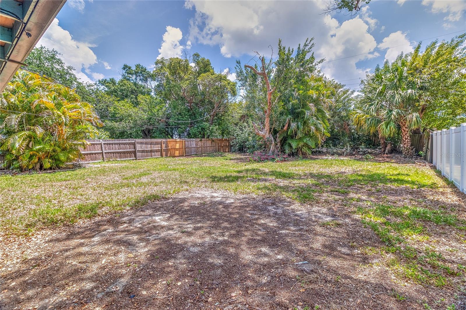 831 LAKESIDE DR — photo 42