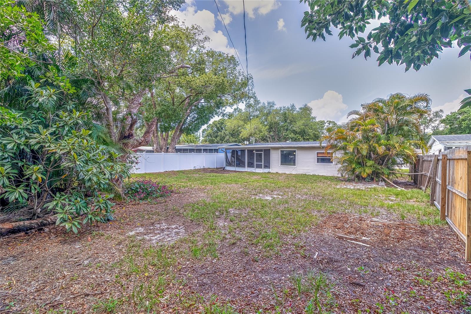 831 LAKESIDE DR — photo 44