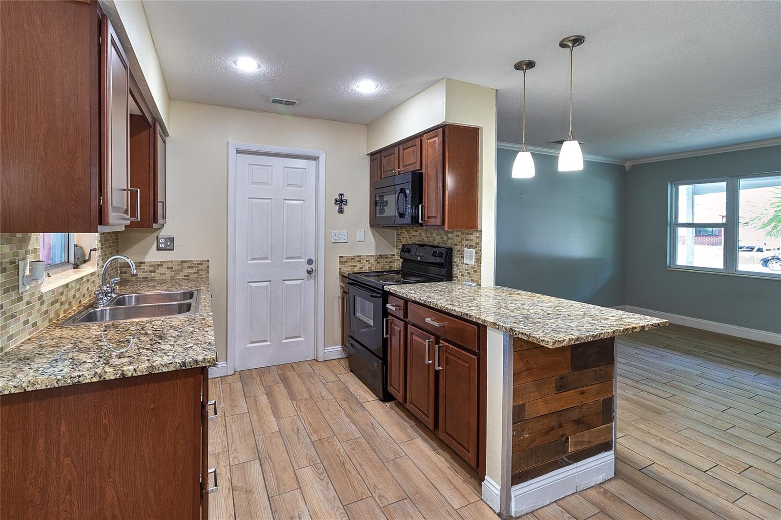 831 LAKESIDE DR — photo 16