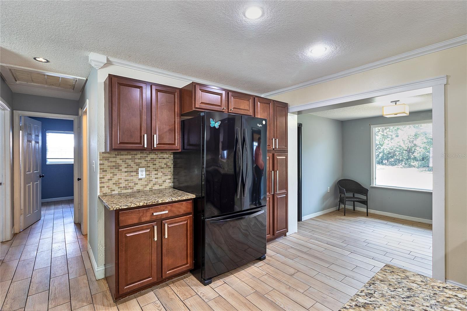 831 LAKESIDE DR — photo 14