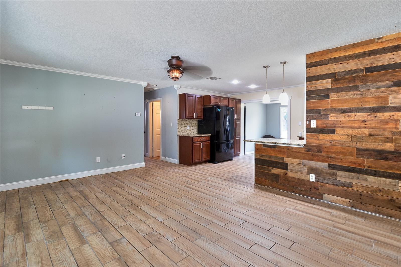 831 LAKESIDE DR — photo 12