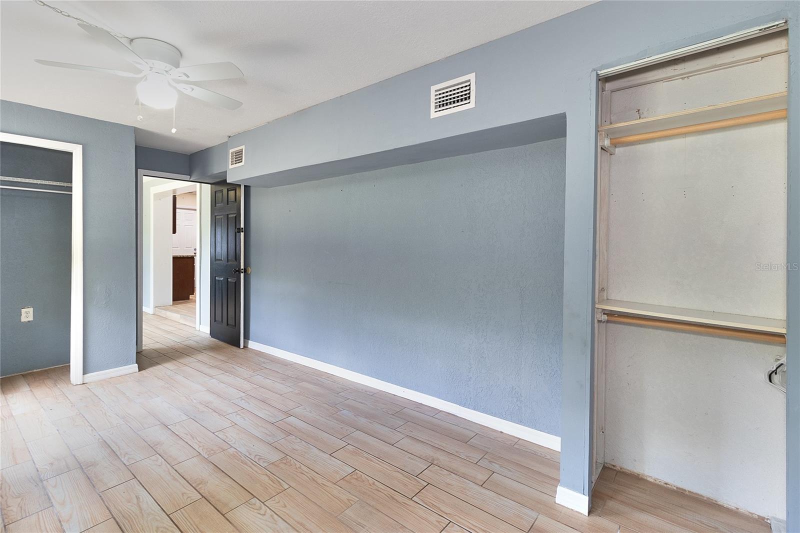 831 LAKESIDE DR — photo 33