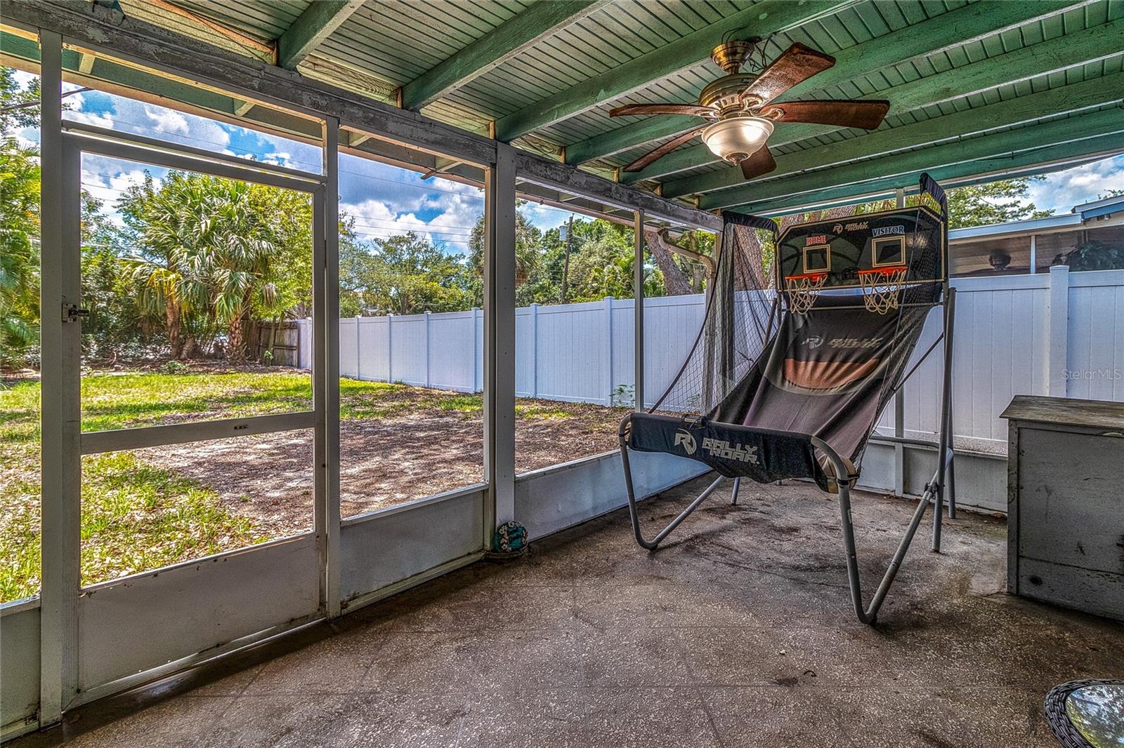 831 LAKESIDE DR — photo 40