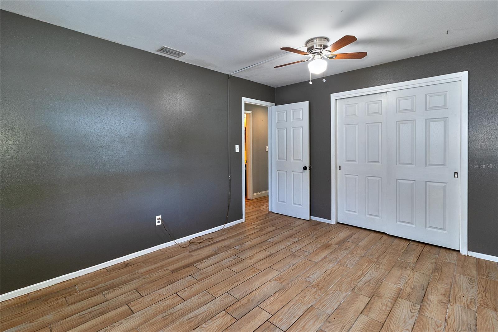 831 LAKESIDE DR — photo 25