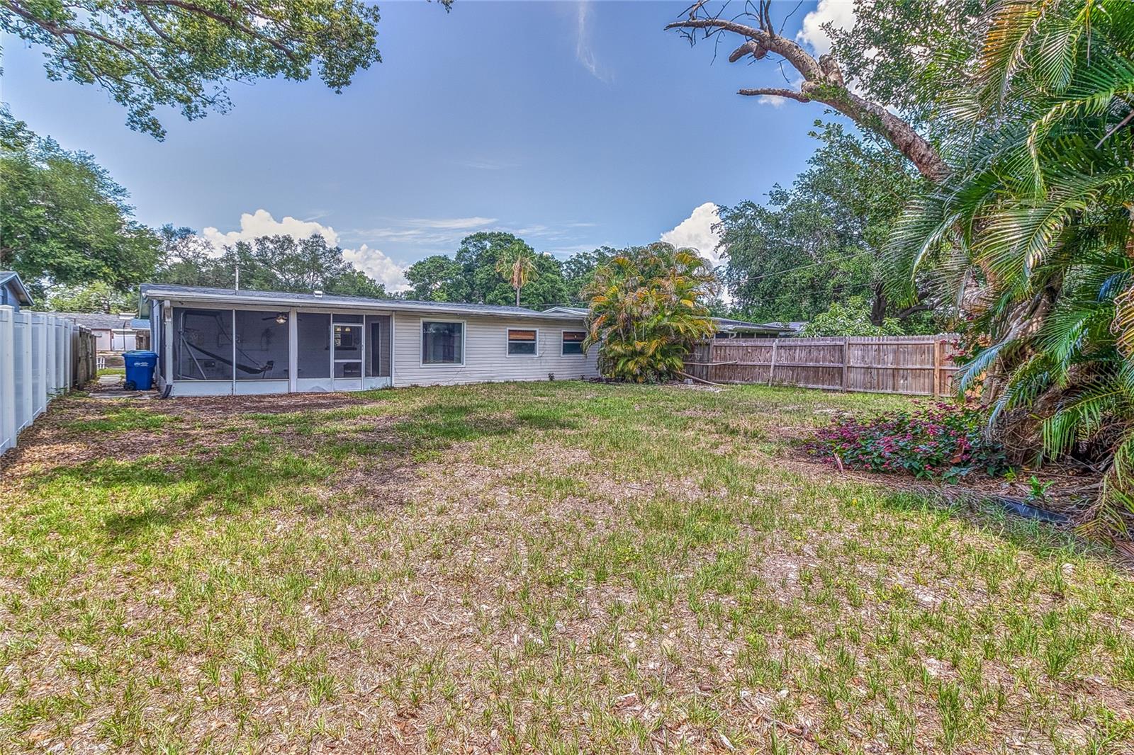 831 LAKESIDE DR — photo 43
