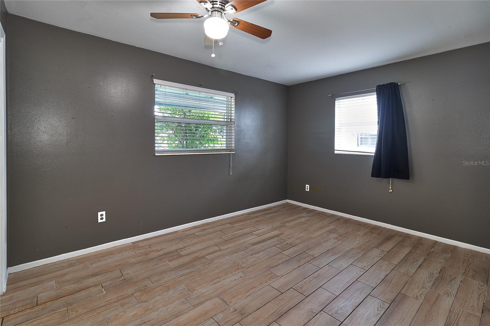 831 LAKESIDE DR — photo 24