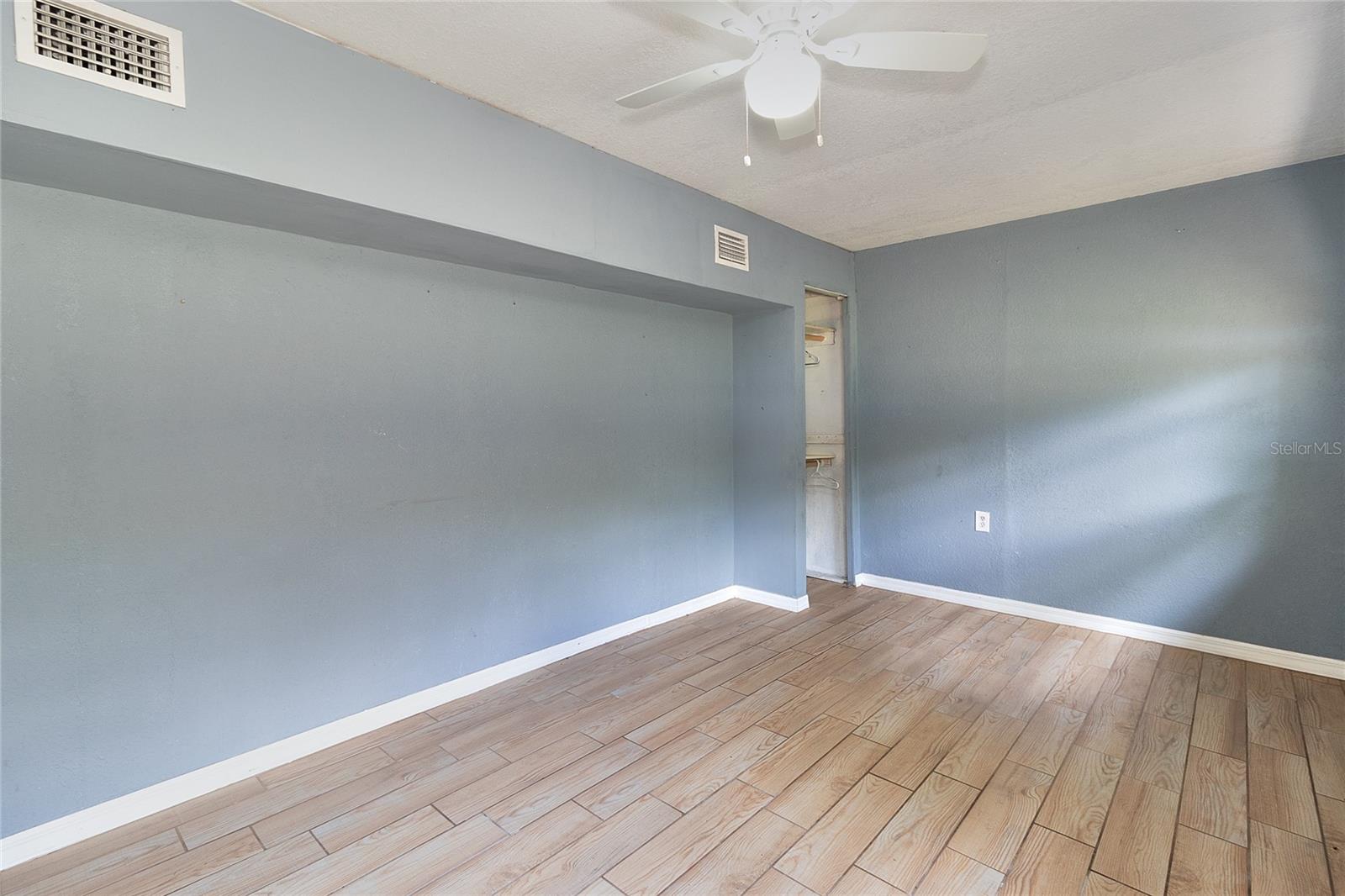831 LAKESIDE DR — photo 32