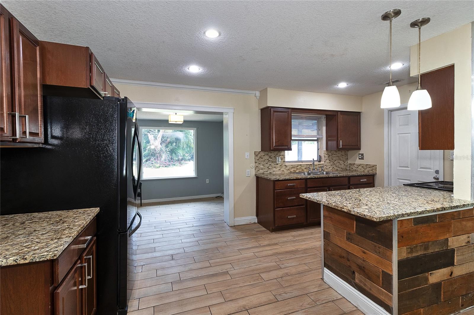 831 LAKESIDE DR — photo 15