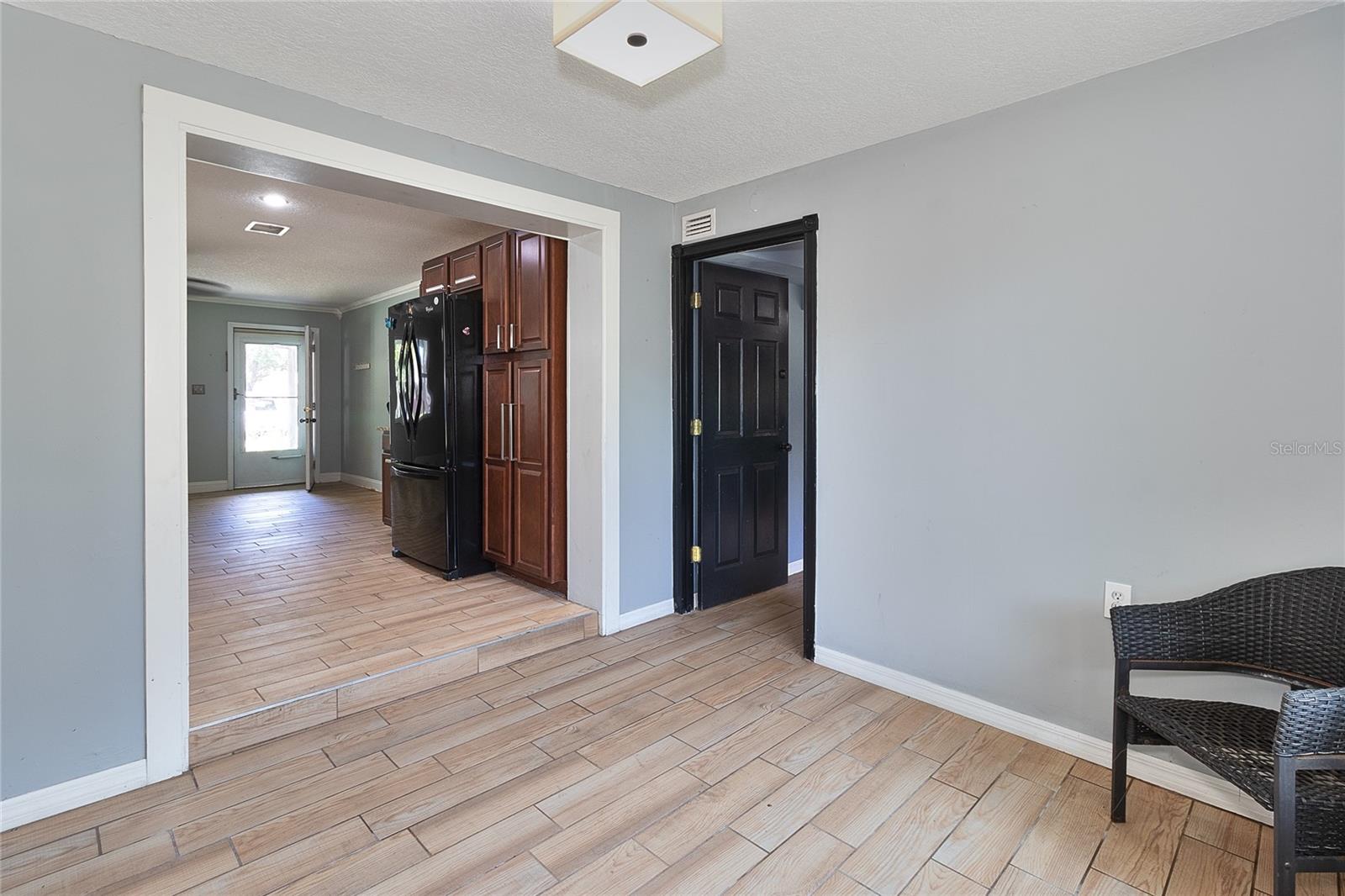 831 LAKESIDE DR — photo 23