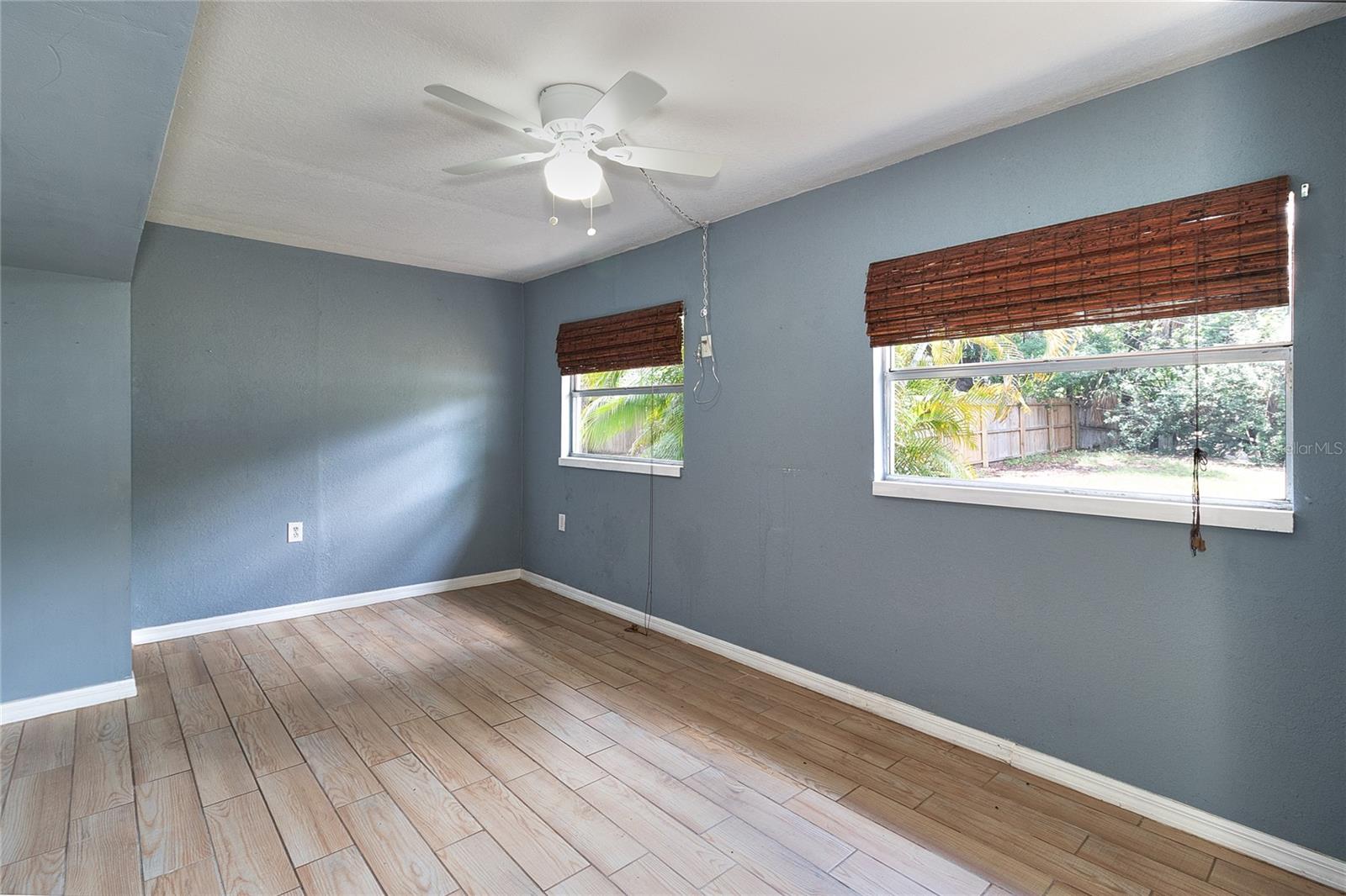 831 LAKESIDE DR — photo 31