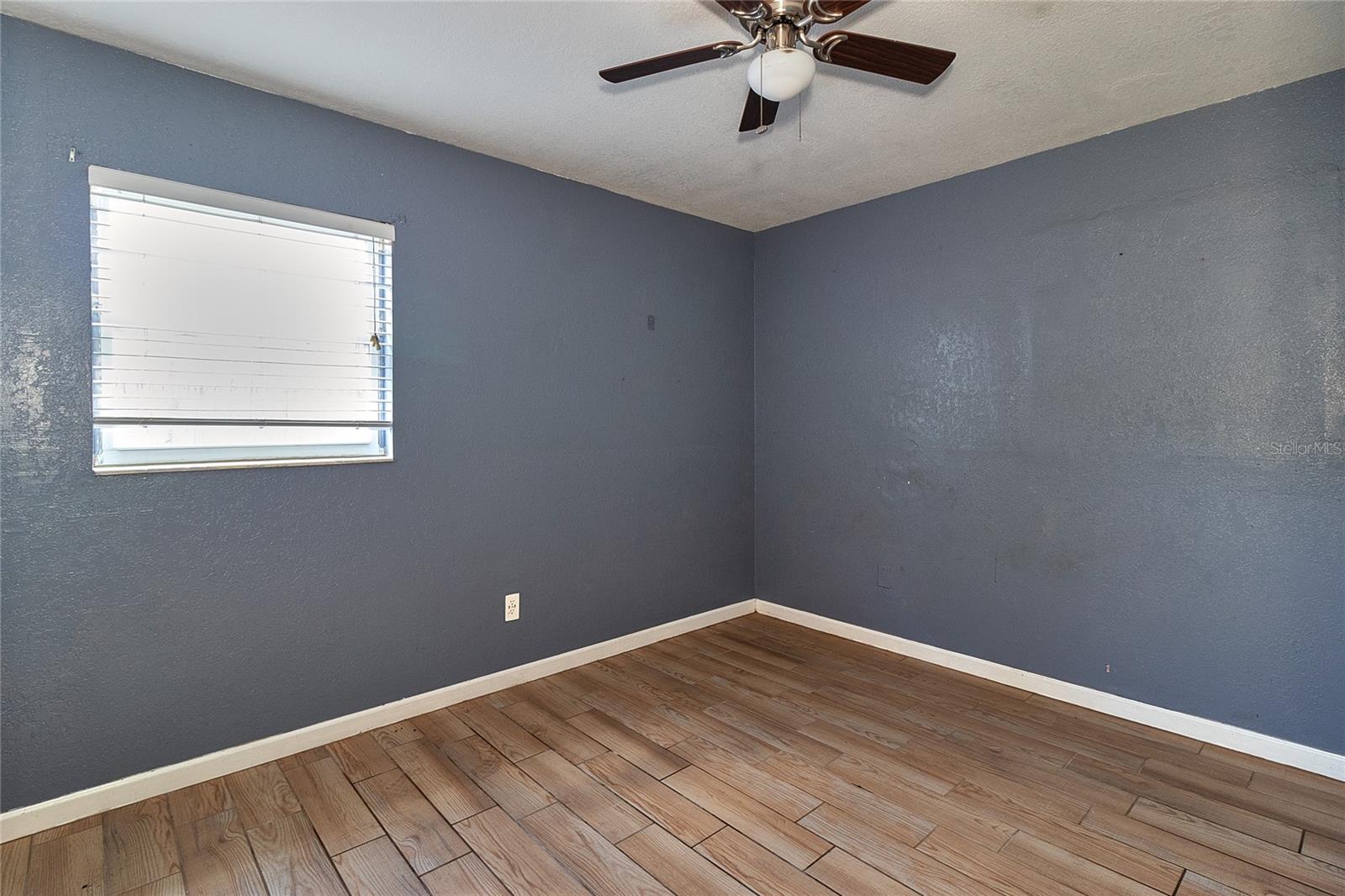 831 LAKESIDE DR — photo 35