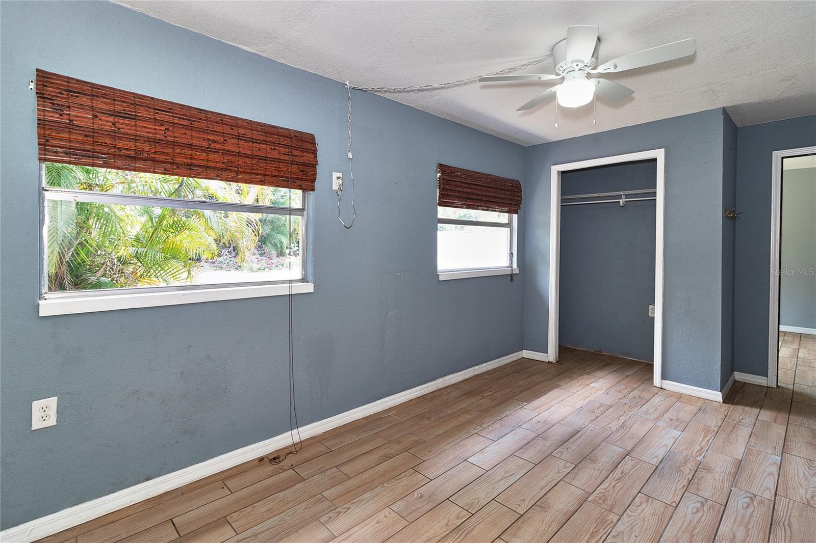 831 LAKESIDE DR — photo 34