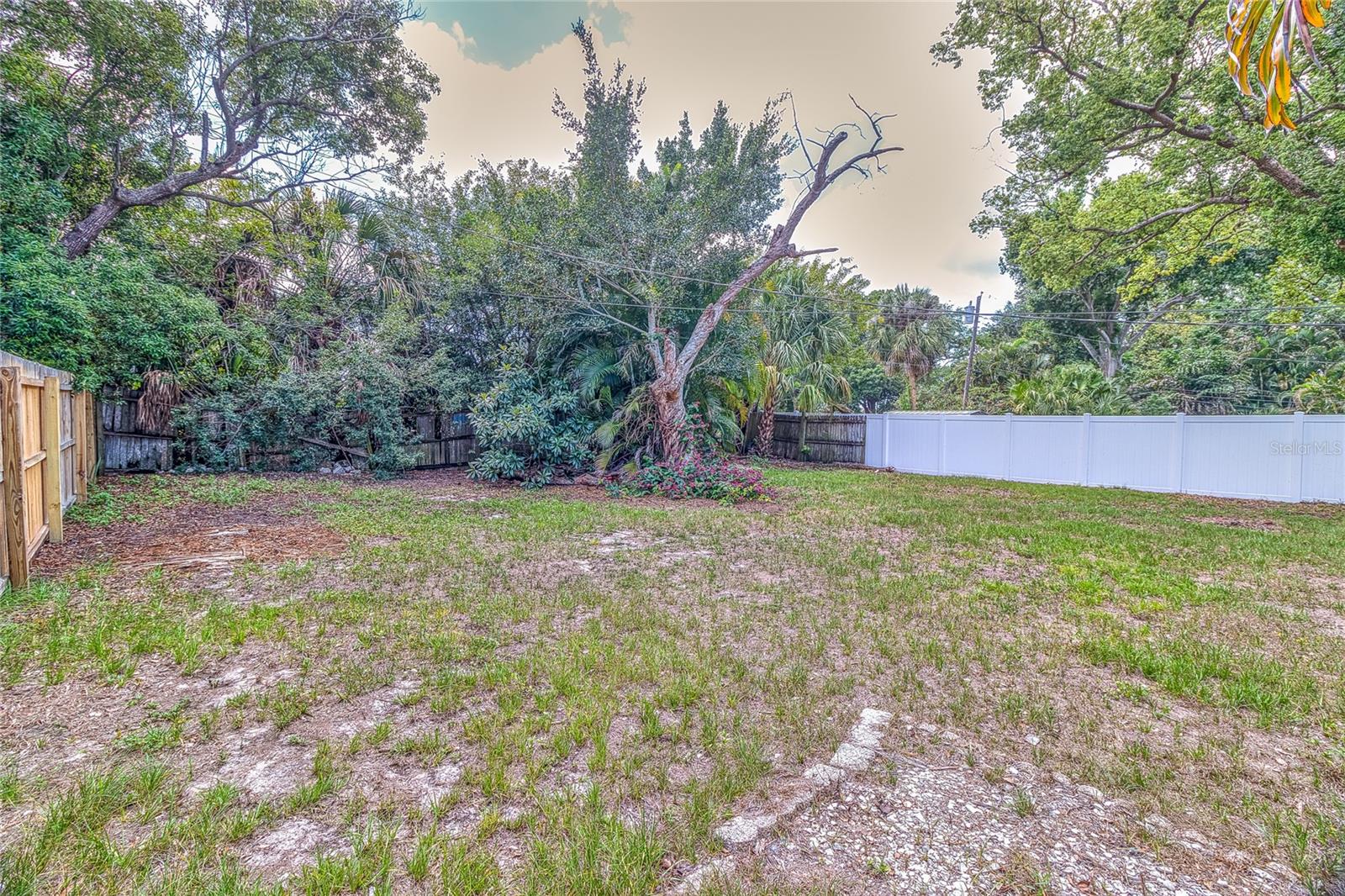 831 LAKESIDE DR — photo 45