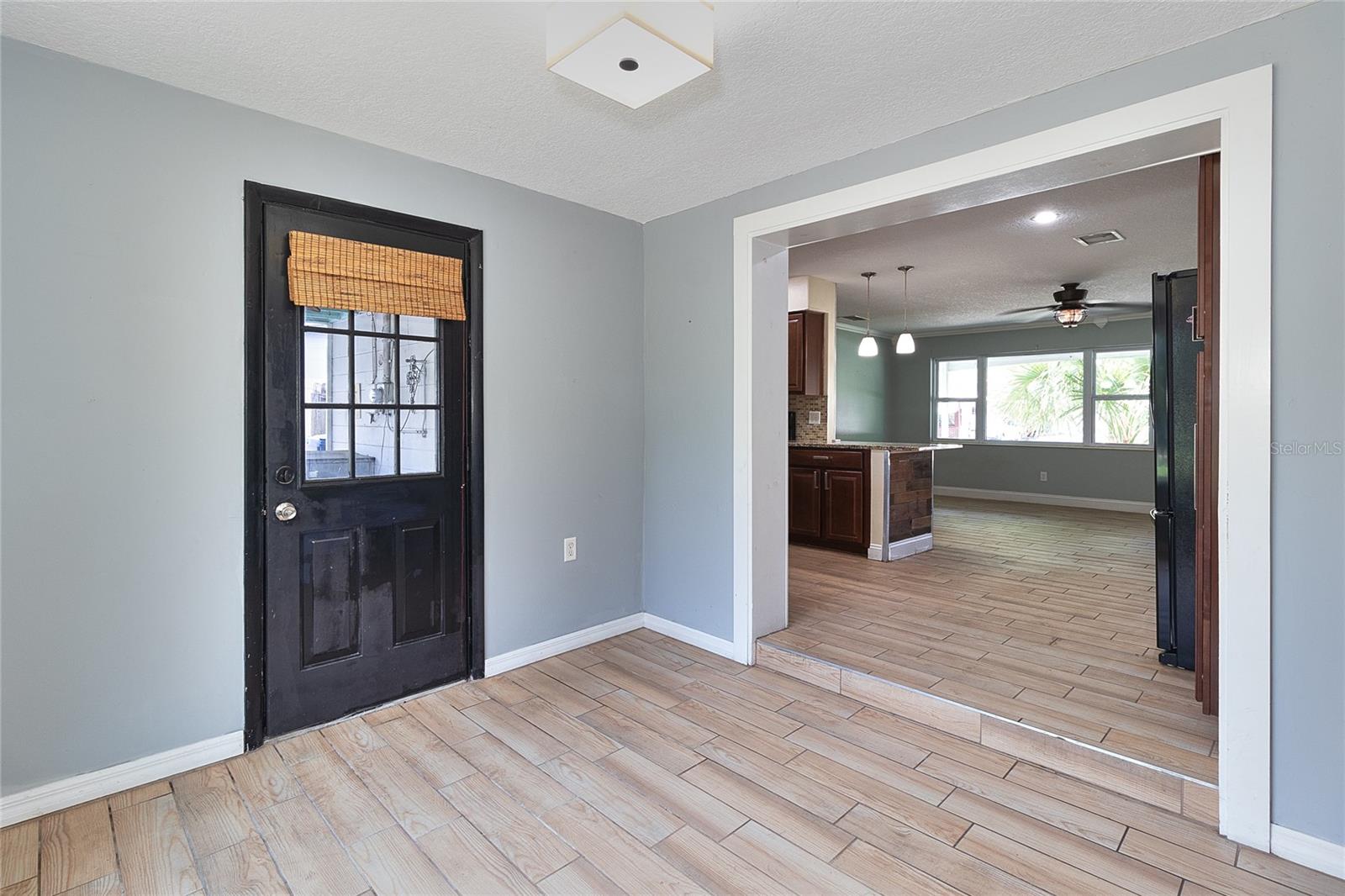 831 LAKESIDE DR — photo 20