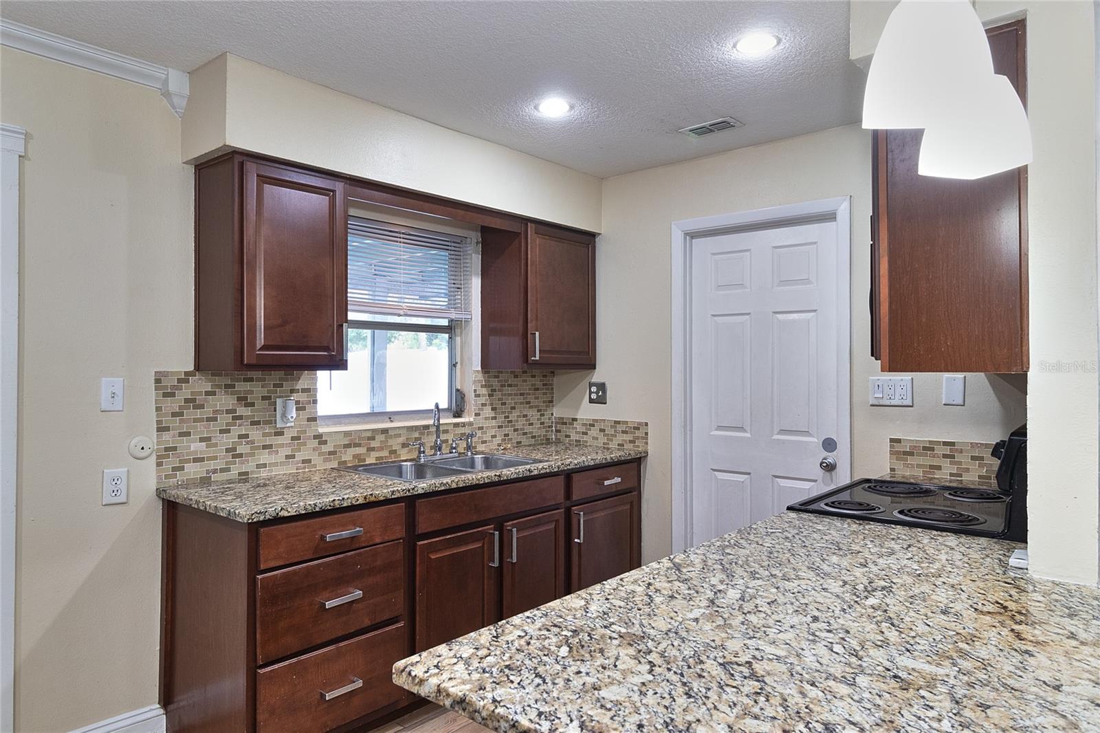 831 LAKESIDE DR — photo 17