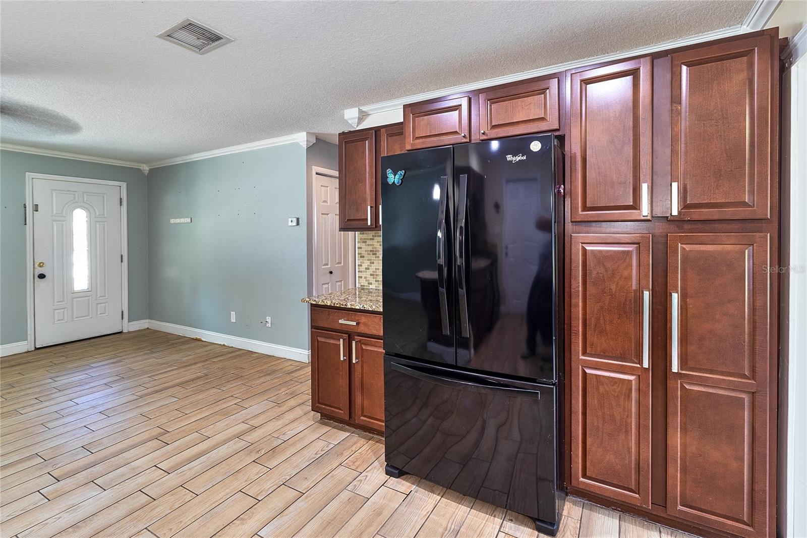 831 LAKESIDE DR — photo 13