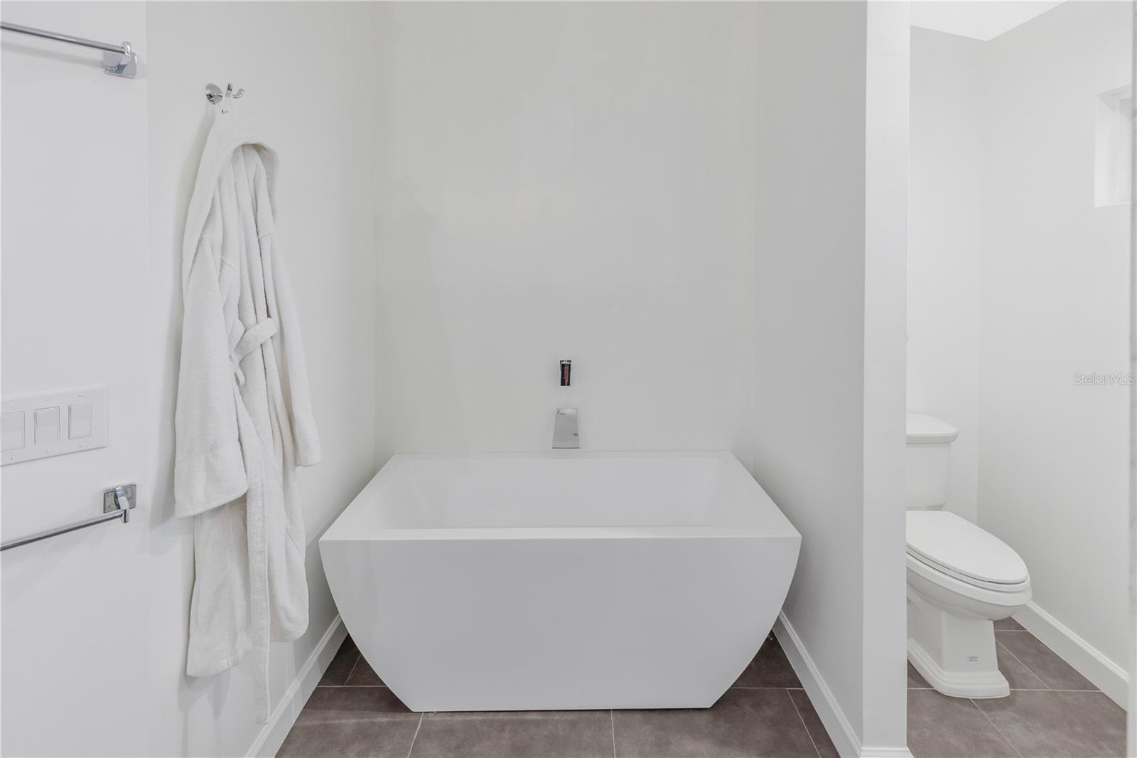 727 HIDDEN LAKE DR — photo 34