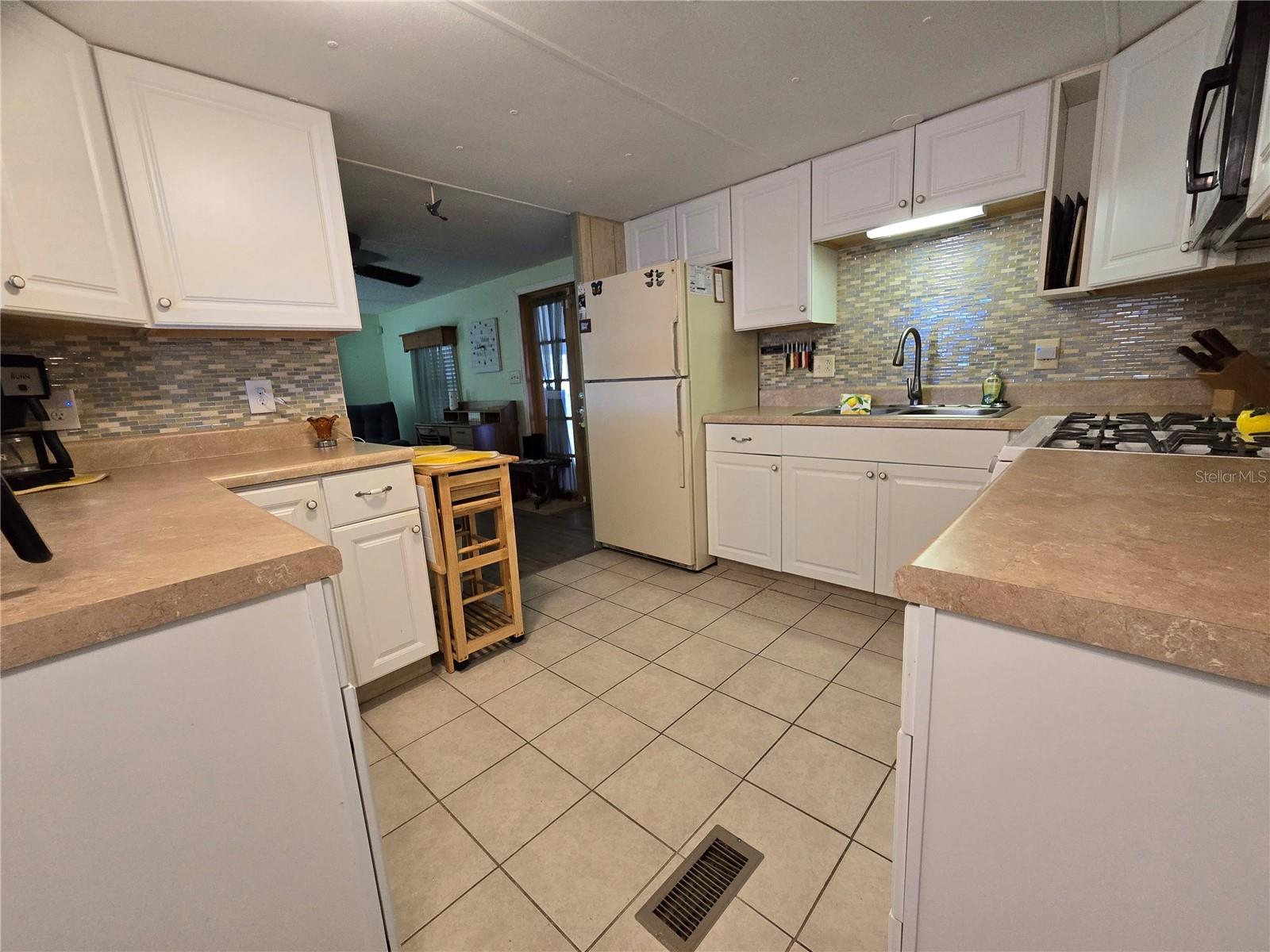 6235 PARKSEND LN — photo 9