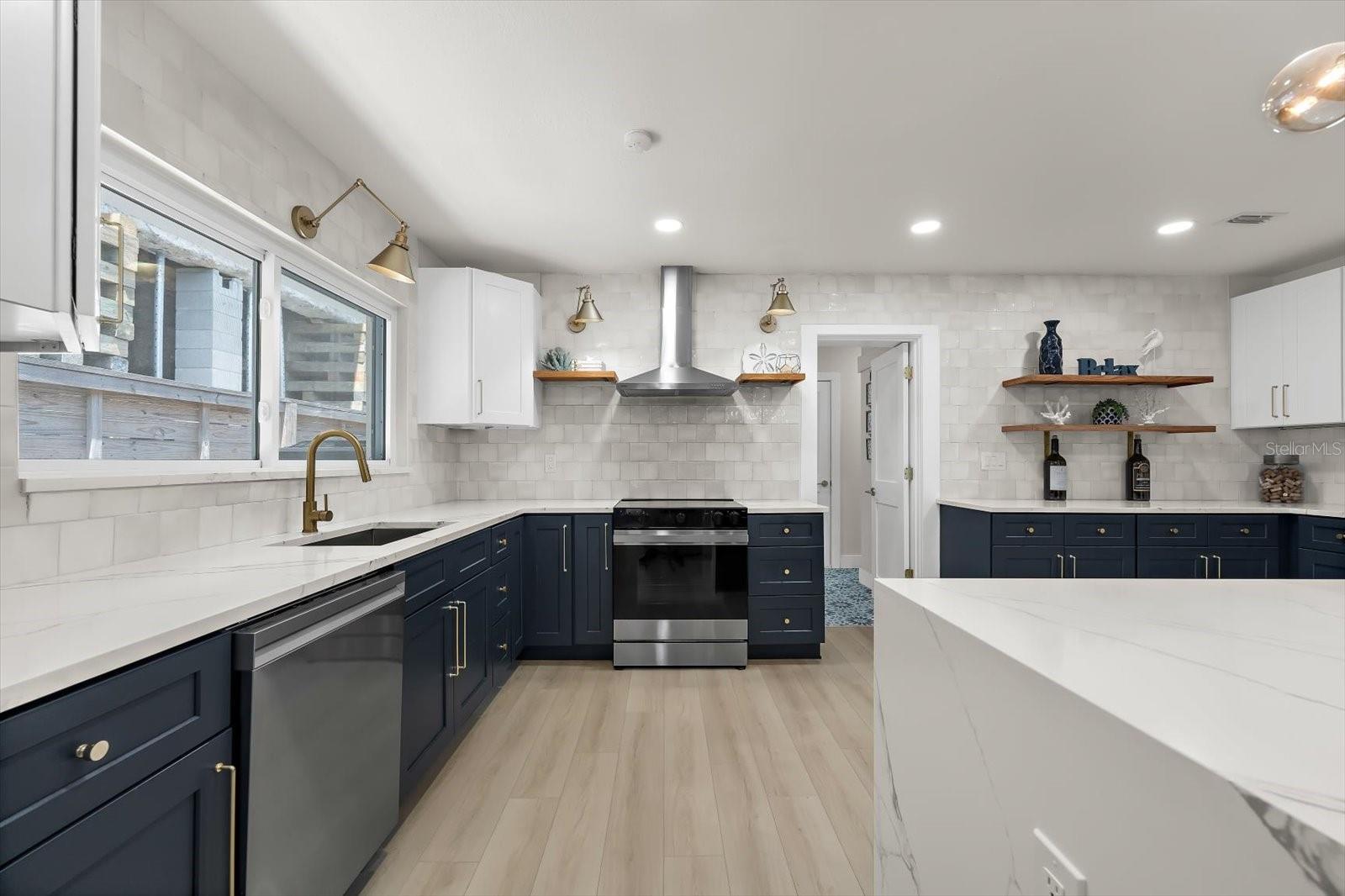 730 BAY ESPLANADE — photo 33