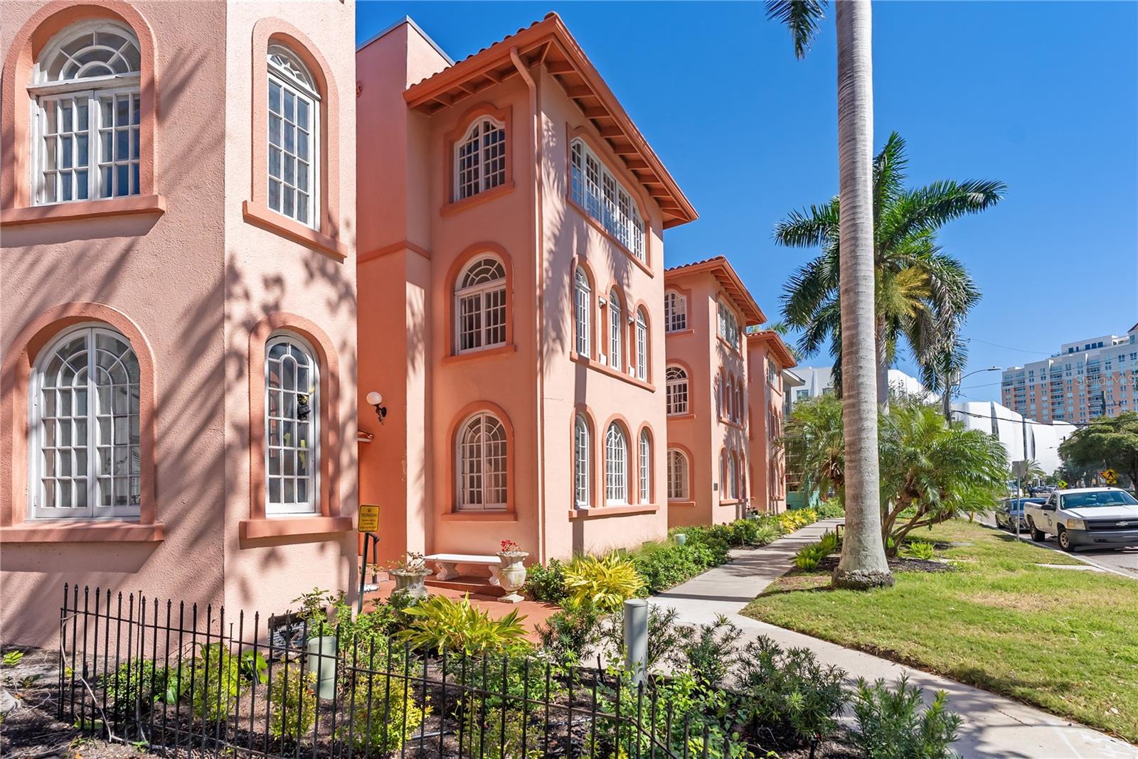 1221 N PALM AVE #202 — photo 45