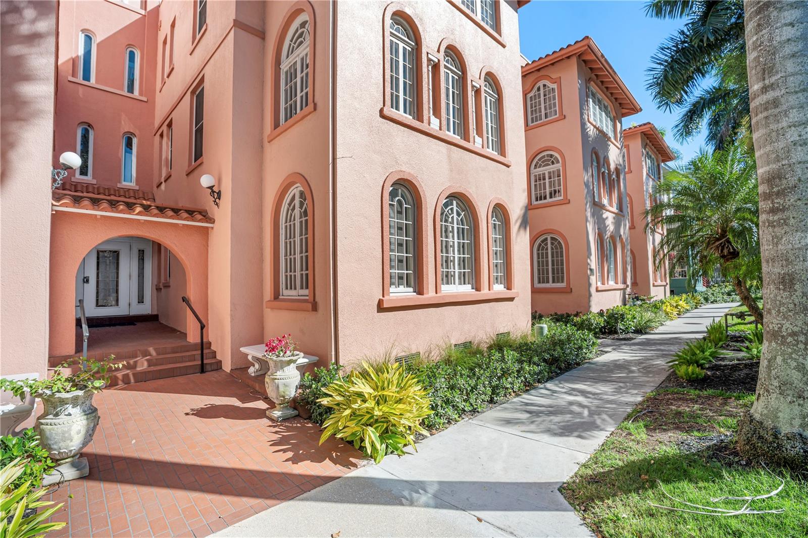 1221 N PALM AVE #202 — photo 46