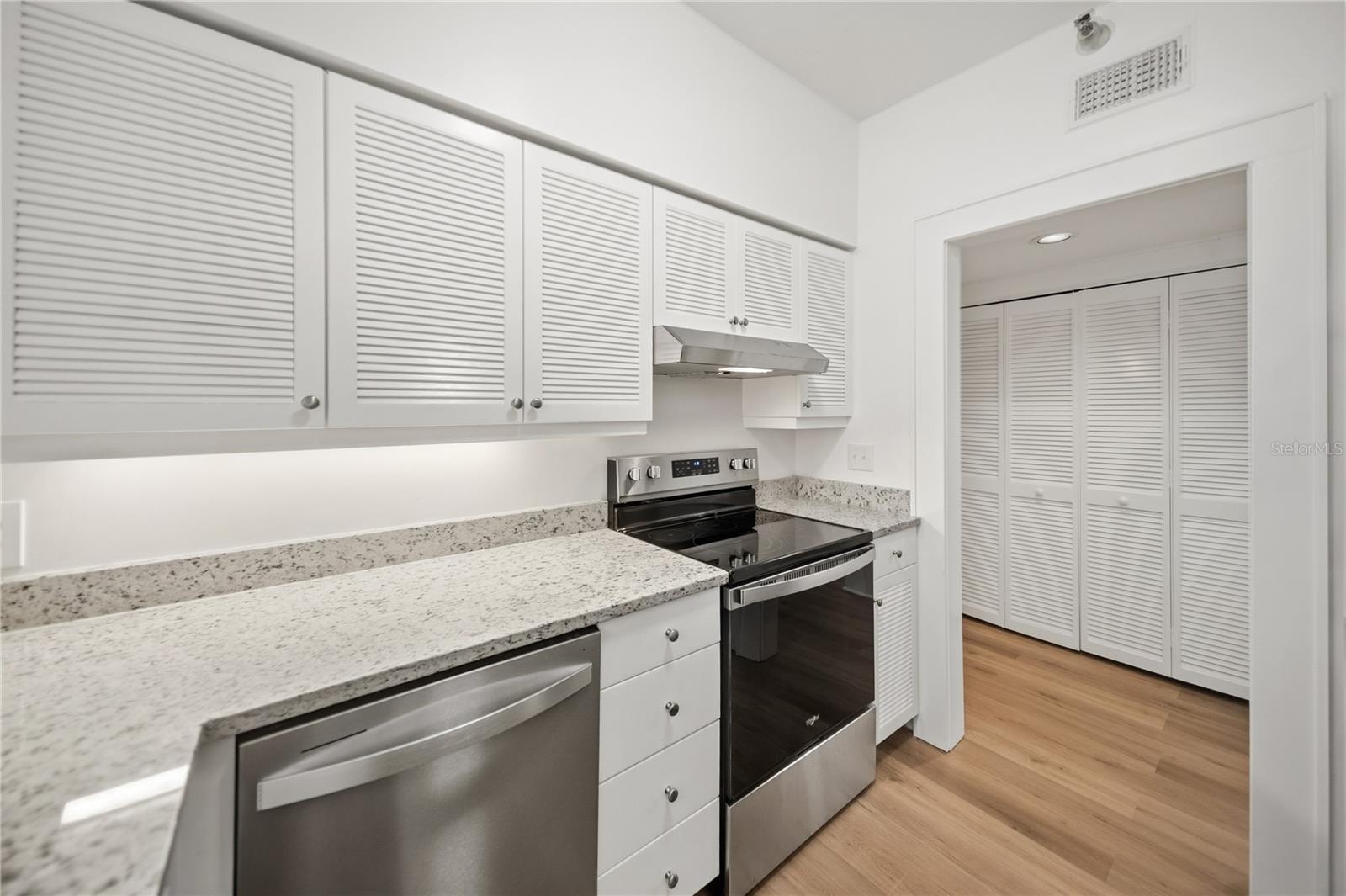1221 N PALM AVE #202 — photo 9