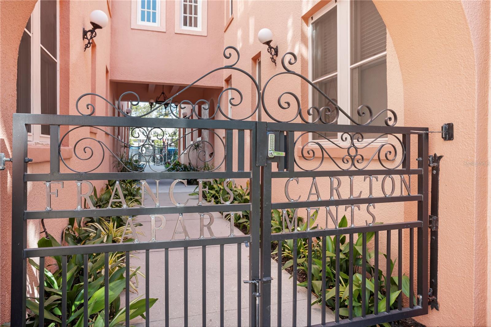 1221 N PALM AVE #202 — photo 48